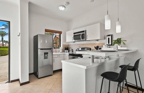 Gold Coast House | 2BR Gold Coast Townhome w/Balcony! BBQ GRILL!