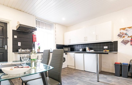 Manchester House | ✔2BR House✔Modern Decor✔For Families&Contractors✔DrivewayParking✔FreeWIFI