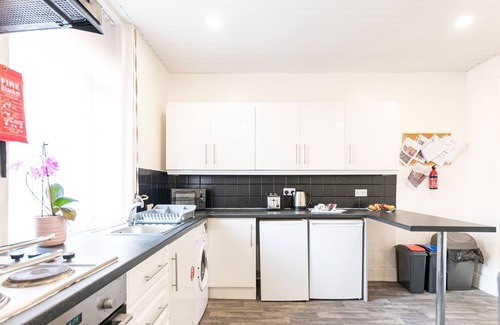 Manchester House | ✔2BR House✔Modern Decor✔For Families&Contractors✔DrivewayParking✔FreeWIFI