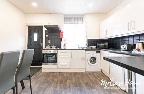 Manchester House | ✔2BR House✔Modern Decor✔For Families&Contractors✔DrivewayParking✔FreeWIFI
