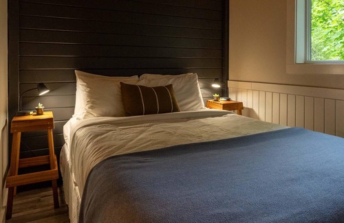 Christina Lake Hotel | 2BR Ideal for Families or Couples Traveling Together - Private Veranda - Beaches