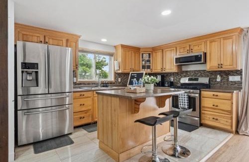 Fort Erie House | 2BR Lakeside Oasis with BBQ and Pool