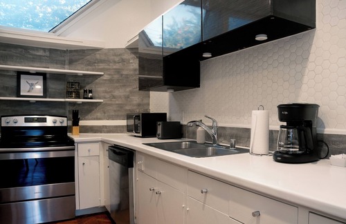 Neartown House | 2BR Montrose Stunning Space! A Foodies Dream Loc