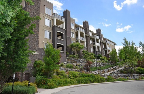Quail Ridge Condo | 2BR Plus Den - Relaxing and Spacious - Pool - Close to Golf, Wineries, Downtown