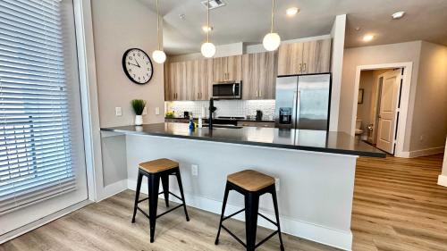 McNeil Apartment | 2BR Retreat -Gym Pool Parking