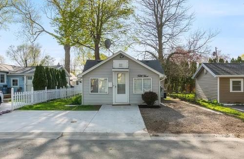 West Irondequoit House | 2BR Shoreside Retreat w Beach Access Interiors