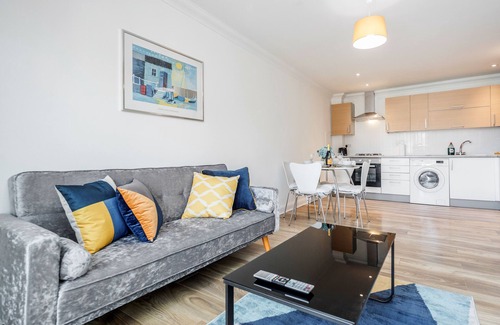 Alibon Apartment | 2BR-Sleeps4-Parking-EastLondon