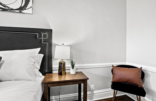 Avondale Apartment | 2BR Stylish Apartment in Avondale close to Shops - Roscoe 1W