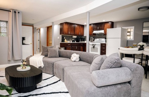 Cragin House | 2BR Traveler's Favorite, Modern and Clean