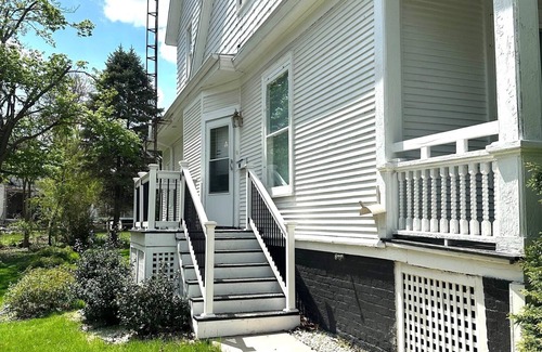 Bloomington Condo | 2BR Upper Condo in Excellent Area