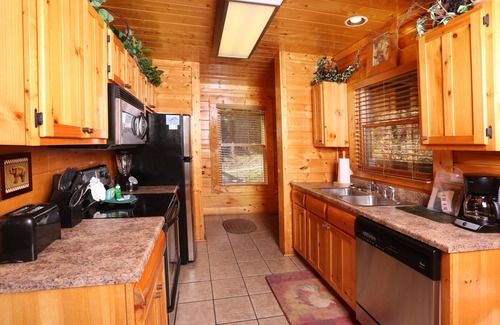 Gatlinburg - Pigeon Forge Cabin | 2BR, views, hot tub, sleeps 10.
