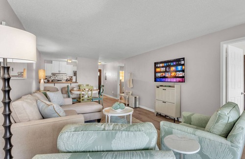 Winter Haven Condo | 2BR Waterfront Condo w/Pool access, Dock, Patio Views & 3 Miles from LEGOLAND