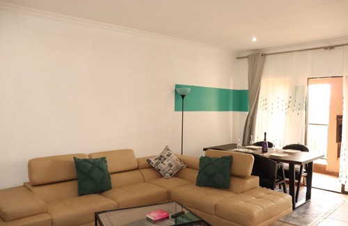 Bedfordview Apartment | 2km from Bedford center and 3 km from East Gate mall, and 12km from Maboneng.