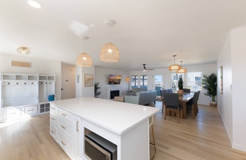 Kitty Hawk House | ⭐️2Min Walk to Ocean! Hot Tub! Huge New Deck! Quiet Road! Dogs! Open floorplan💥