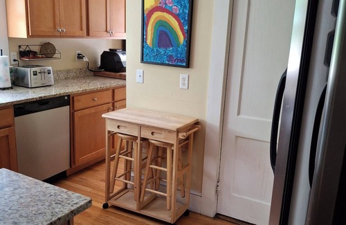 Readville House | 2nd Floor Apartment 5 minutes to the subway to Boston & Cambridge.