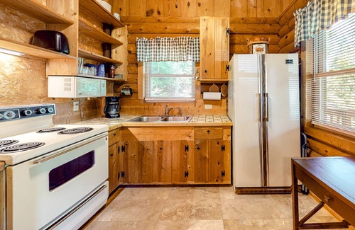 Waynesville Cabin | 2nd-floor cabin with outdoor pool, tennis, golf, kitchenette, deck, streaming