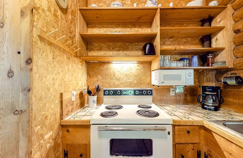 Waynesville Cabin | 2nd-floor cabin with outdoor pool, tennis, golf, kitchenette, deck, streaming