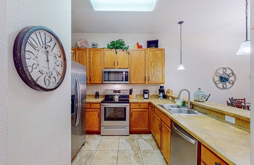 Bahama Bay Condo | 2nd floor condo w/basketball court, balcony, sauna, tennis court, shared pools