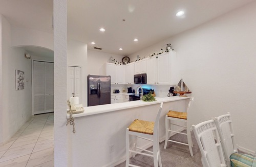 Bahama Bay Condo | 2nd-floor condo with basketball court, gym, sauna & balcony - near theme parks