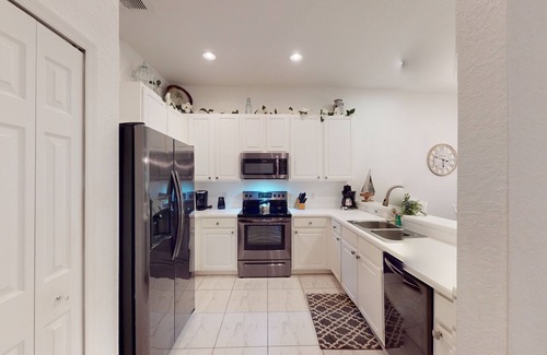 Bahama Bay Condo | 2nd-floor condo with basketball court, gym, sauna & balcony - near theme parks