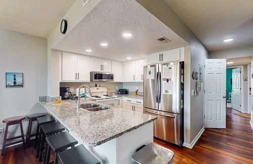 Surf City Condo | 2nd-floor ocean-view condo with private beach access, community pool, gazebo