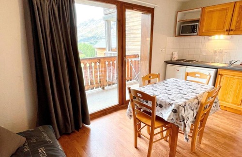 La Joue du Loup Apartment | 2nd floor, view mountain, terrace, parking, tv, ski locker, 27m², La Joue du Loup