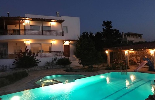 Prasas Villa | 3 Χάριτες - Βίλα με πισίνα - Vila with pool- Vila with swimming pool.