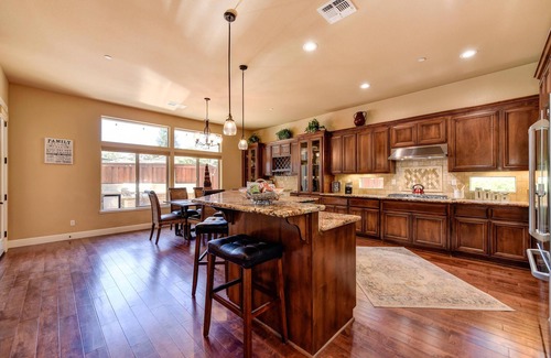 Roseville House | 3,000sqft oasis with pool/spa/vegetable garden. Great location!