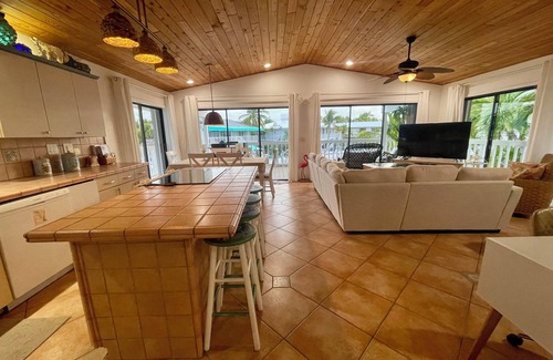 Hammer Point House | 3/3 DirectBayAccess CanalHome w/Lift Dock Fenced Pet-Friendly HotTub Grill WIFI