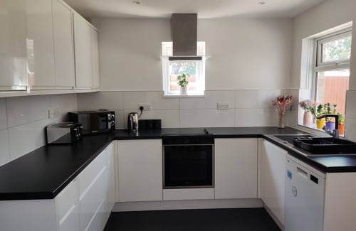 Bournemouth House | 3-8 guests, wi-fi,parking, beach, river,golf courses, hospital, airport, shops