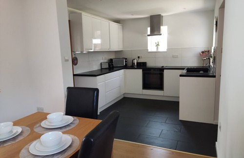 Bournemouth House | 3-8 guests, wi-fi,parking, beach, river,golf courses, hospital, airport, shops
