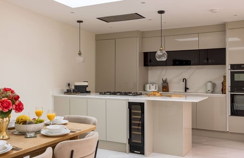Kilburn House | 3-BDR Stunning LUX Villa & Parking Central London