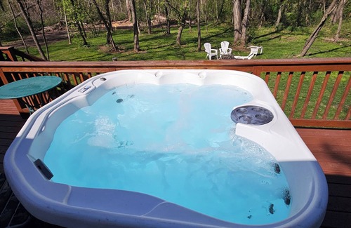 Mauston House | 3 BdrHomew/HotTub+FREE Firewood,sleeps10innMauston,closeto nWI Dells/Attractions