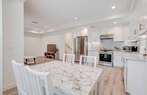 Mid Central House | 3 BDRM 3BA Townhome in Prime Pasadena with Private Parking