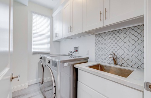 Mid Central House | 3 BDRM 3BA Townhome in Prime Pasadena with Private Parking