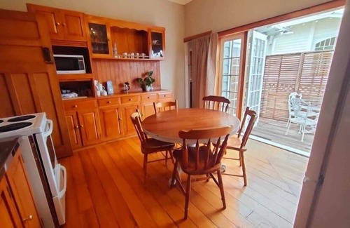 Northcote House | ✨3 Bdrm Guest Suite in 1920s Bungalow, North Shore