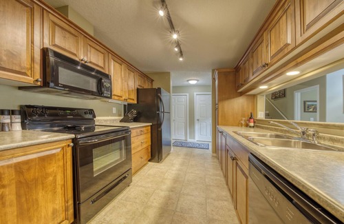 East Kootenay Apartment | 3 BDRM Mountain View Condo in Radium Hot Springs, BC Registration PM213266463
