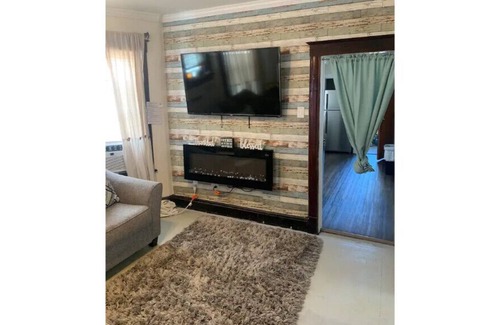 East Orange Apartment | 3 Bdrm sleeps 5. 2nd floor. Clean & Quiet.