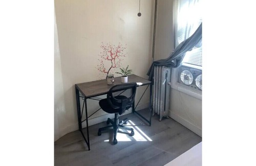 East Orange Apartment | 3 Bdrm sleeps 5. 2nd floor. Clean & Quiet.