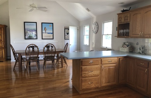 Newport House | 3 Beaches Cottage: Spacious 6 bed house with POOL near beach, restaurants!