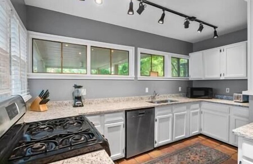 Lindridge-Martin Manor House | 3-Bed 2.5-Bath Pet Friendly Atlanta Buckhead Home