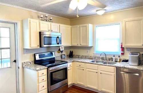 Havelock House | 3 Bed 2 Bath House, Quiet & downtown Smart TVs in all rooms, Whole house to yourself