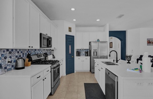 Trafalgar Village House | 3 Bed,3 Bath Reading Room and South Facing Pool and Spa 4958TV