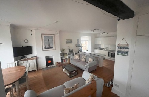 Hope-Cove Apartment | 3 bed apartment in Hope Cove sleeps 6-7 with sea views only 50 yards from beach