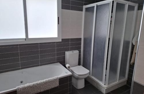 Chiva Ski Chalet | 3 Bed Chalet-Pool-Pets-Hot Tub-Parking-Garden
