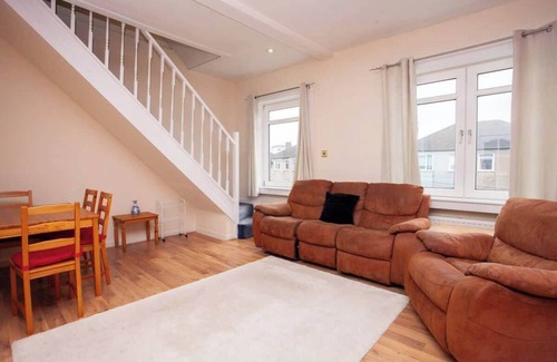 Glasgow Apartment | 3 Bed Cottage Flat with Parking