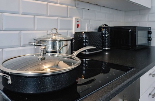 Richmond-upon-Thames Cottage | 3-Bed Cottage, Sleeps 8, Walk to Thames, Garden