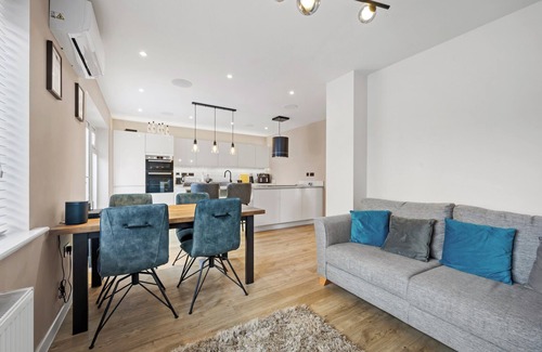 Warrington House | 3 Bed Detached House - Sky Tv - Garden - Pets