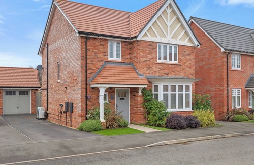 Warrington House | 3 Bed Detached House - Sky Tv - Garden - Pets