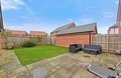 Warrington House | 3 Bed Detached House - Sky Tv - Garden - Pets